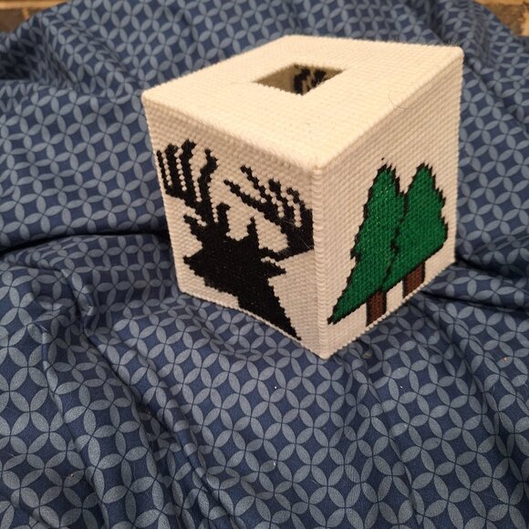deer and tree plastic canvas tissue box cover - Picture 1 of 4